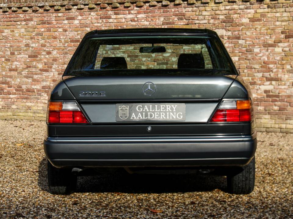 Image 6/50 of Mercedes-Benz 200 E (1992)