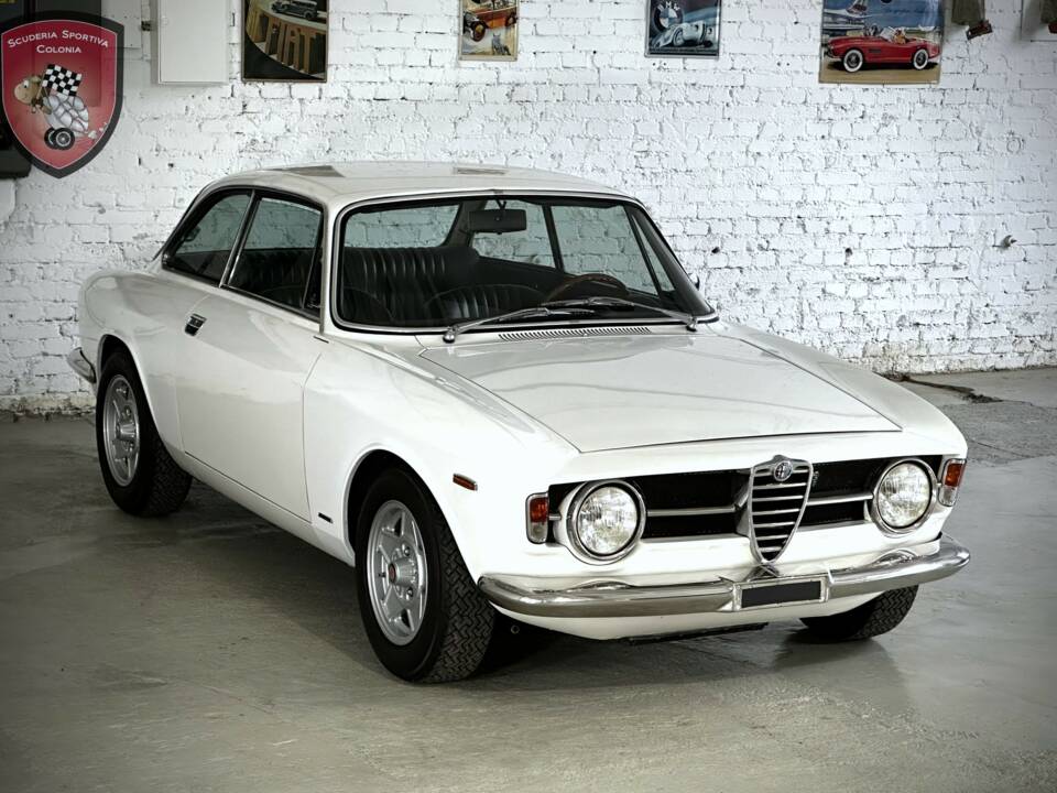Immagine 28/53 di Alfa Romeo Giulia GT 1300 Junior (1970)