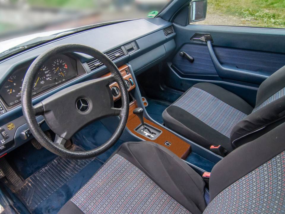 Image 11/13 of Mercedes-Benz 300 CE (1989)