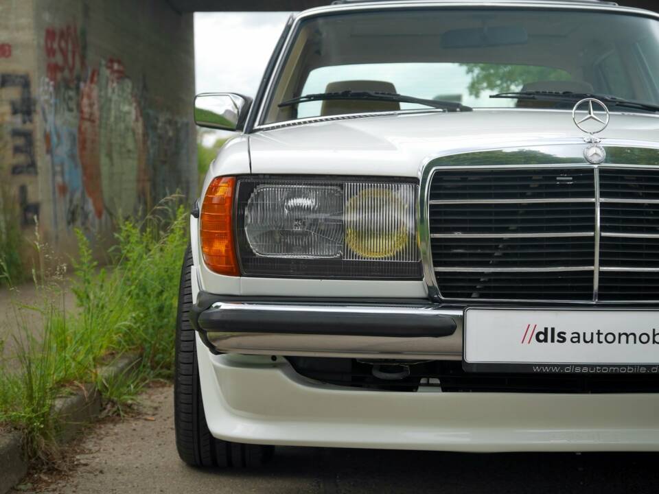 Immagine 43/50 di Mercedes-Benz 230 E (1900)