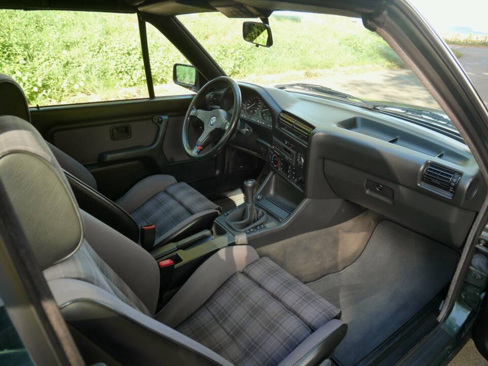 Bild 19/25 von BMW 320i (1990)
