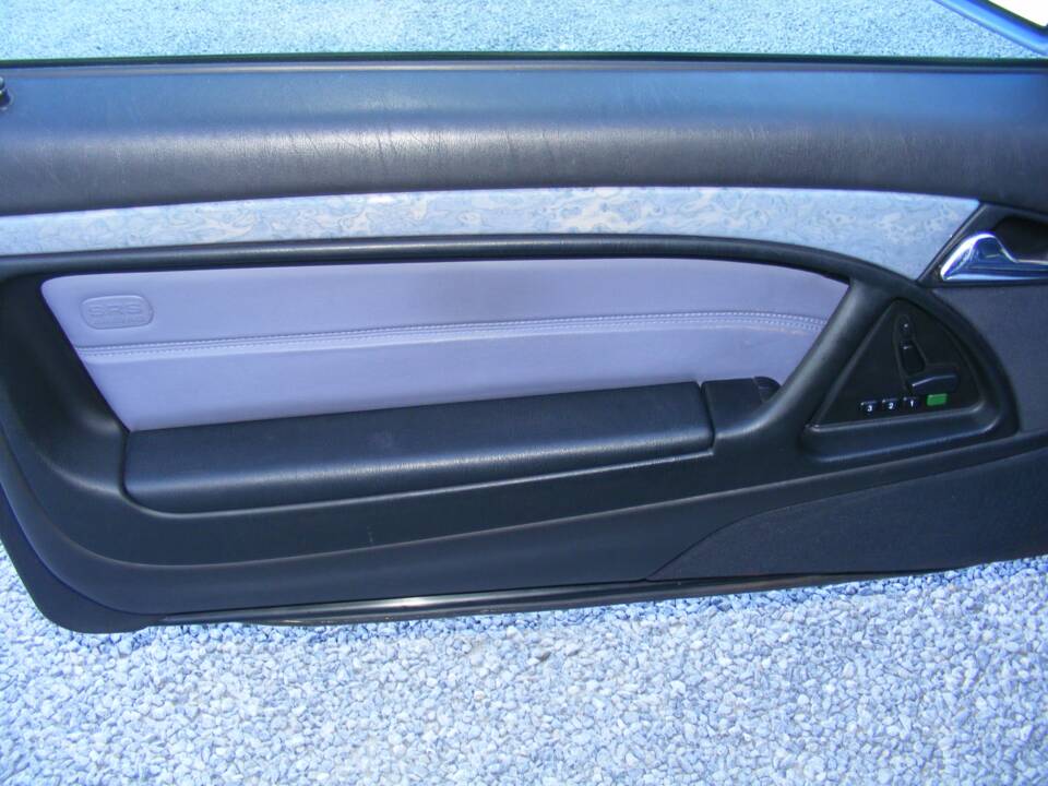 Immagine 7/39 di Mercedes-Benz SL 320 (1997)