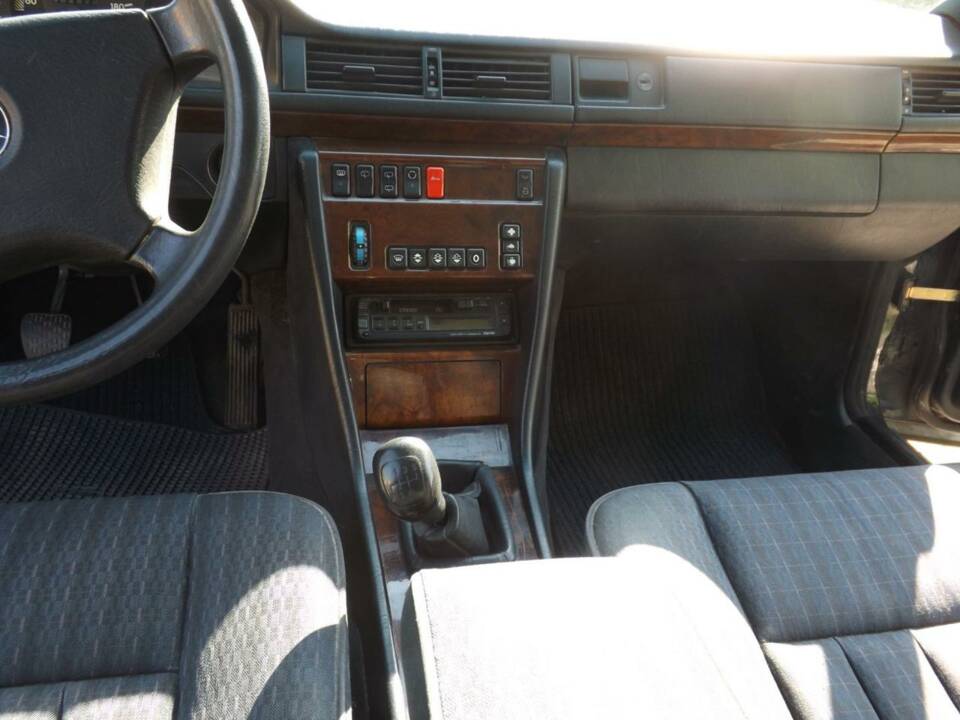Image 17/50 of Mercedes-Benz 250 TD Turbo (1992)
