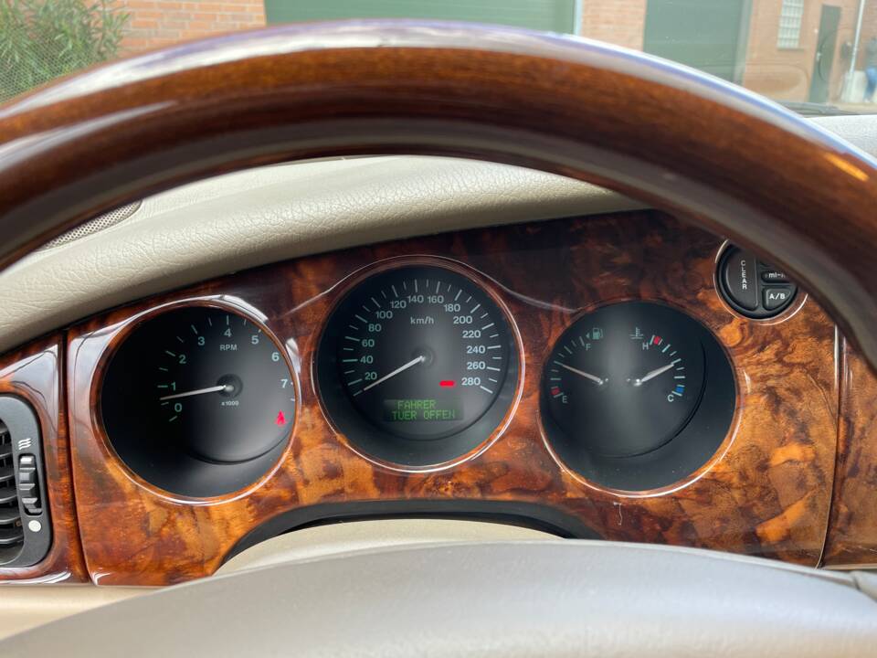 Image 11/16 de Jaguar XK8 4.2 (2004)