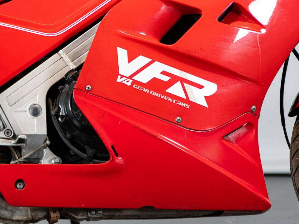 Bild 31/50 von Honda VFR 750R RC 30 (1988)