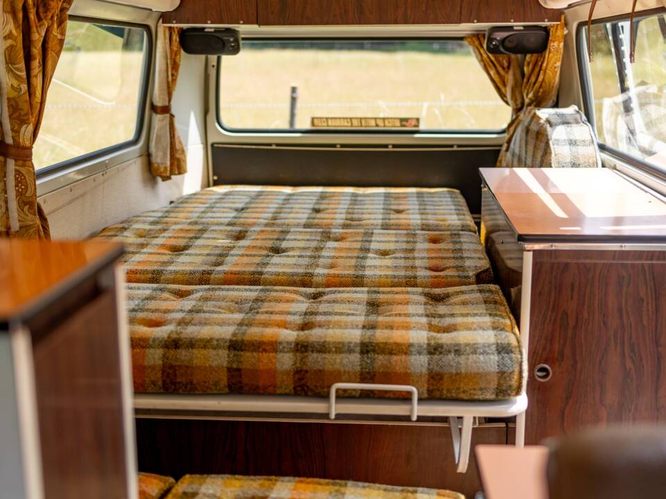 Image 7/47 of Volkswagen T2b Camper (1977)