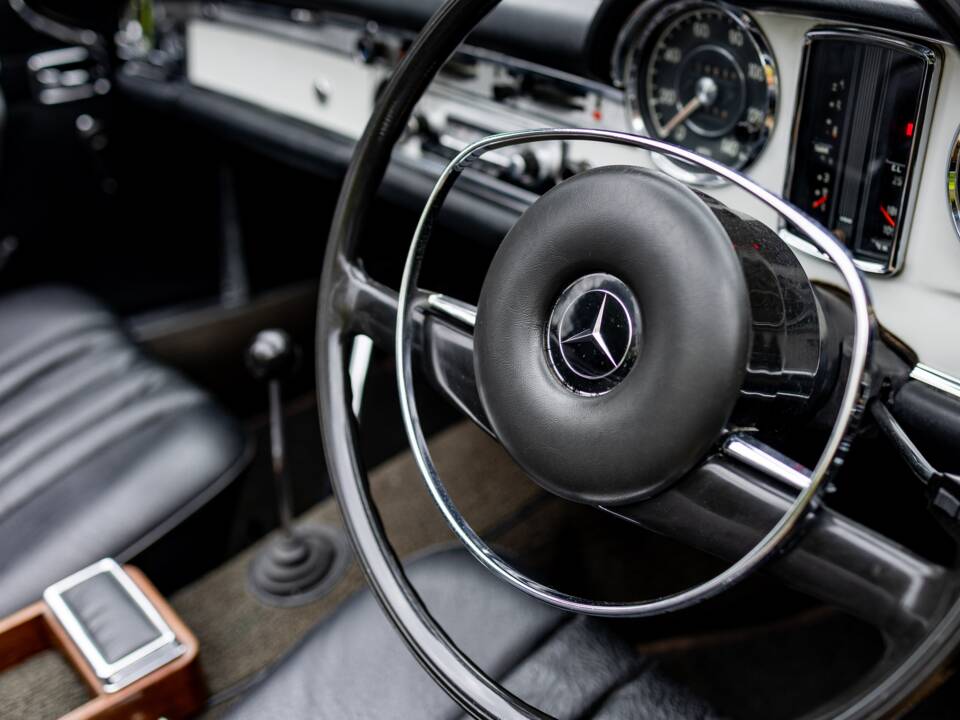 Image 32/50 of Mercedes-Benz 280 SL (1968)