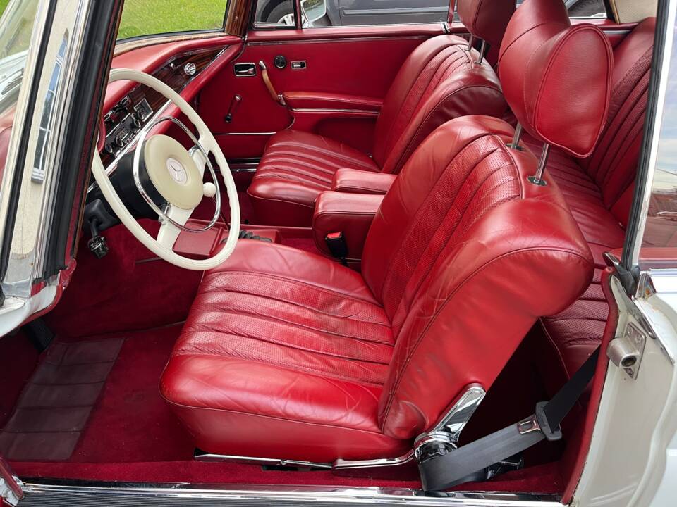 Image 23/75 of Mercedes-Benz 280 SE 3,5 (1971)