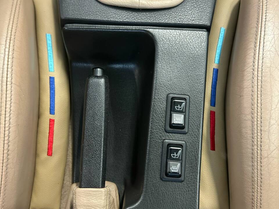 Bild 29/50 von BMW 325i (1989)