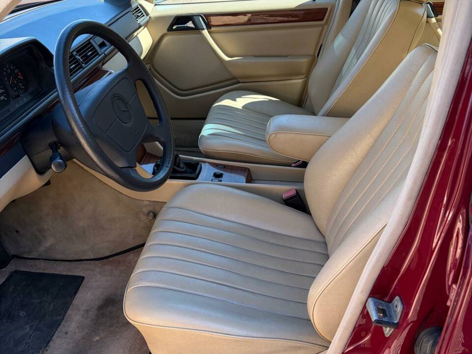 Image 16/50 of Mercedes-Benz E 200 (1993)