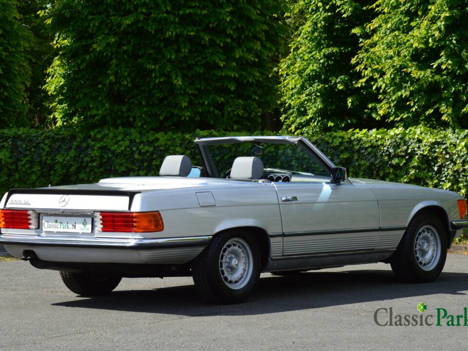Image 17/50 de Mercedes-Benz 500 SL (1985)