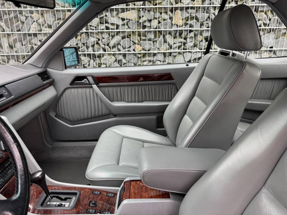 Imagen 17/100 de Mercedes-Benz 300 CE (1992)