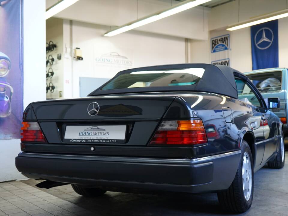 Image 17/42 de Mercedes-Benz 300 CE-24 (1993)