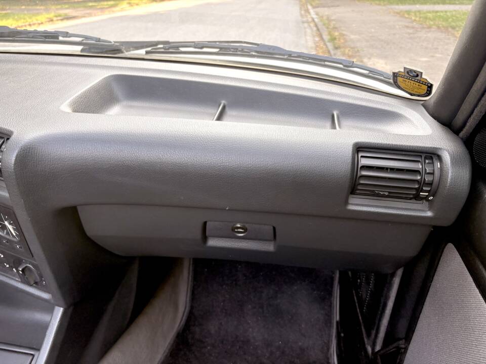 Immagine 34/75 di BMW 320i (1988)
