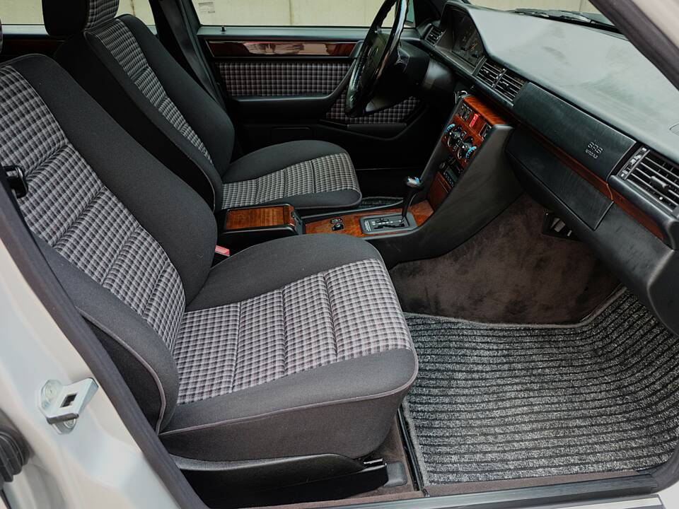 Image 21/75 of Mercedes-Benz E 280 T (1994)