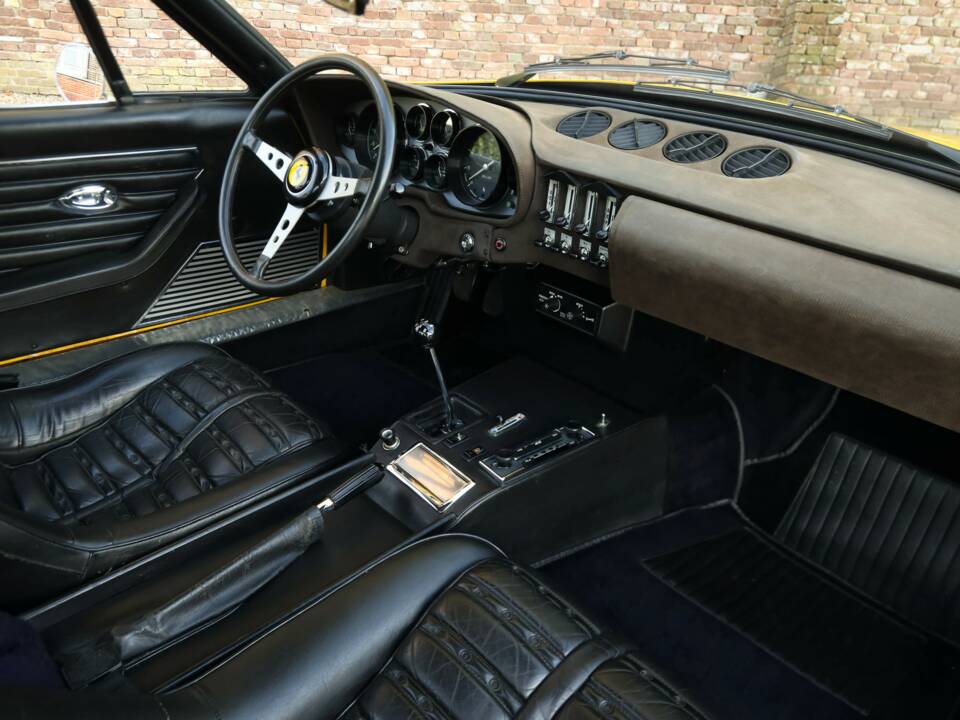 Image 43/50 of Ferrari 365 GTB/4 Daytona (1973)