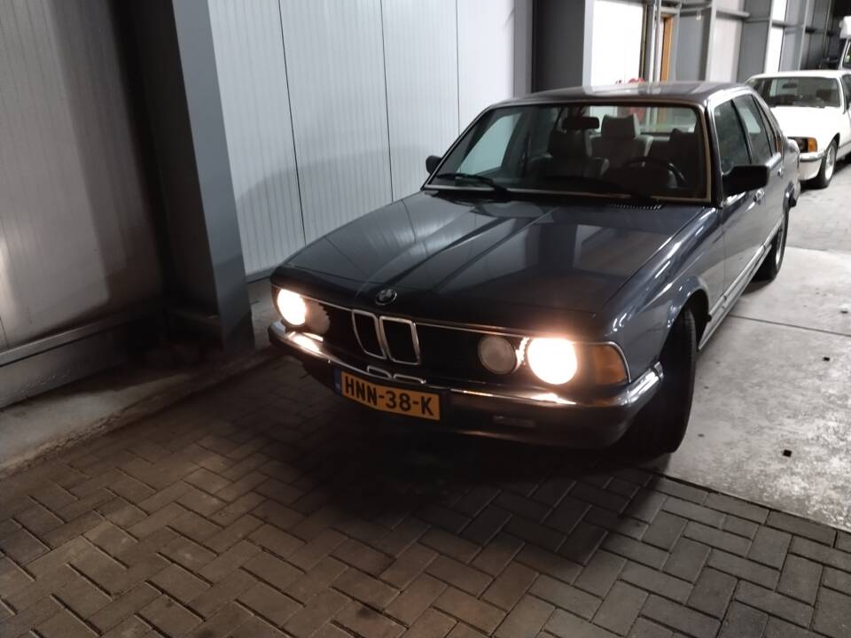 Bild 33/113 von BMW 735i (1986)