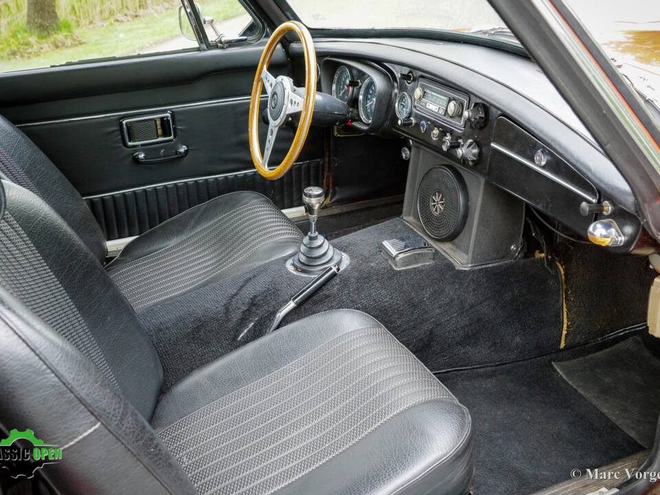 Image 9/46 de MG MGB GT V8 (1975)