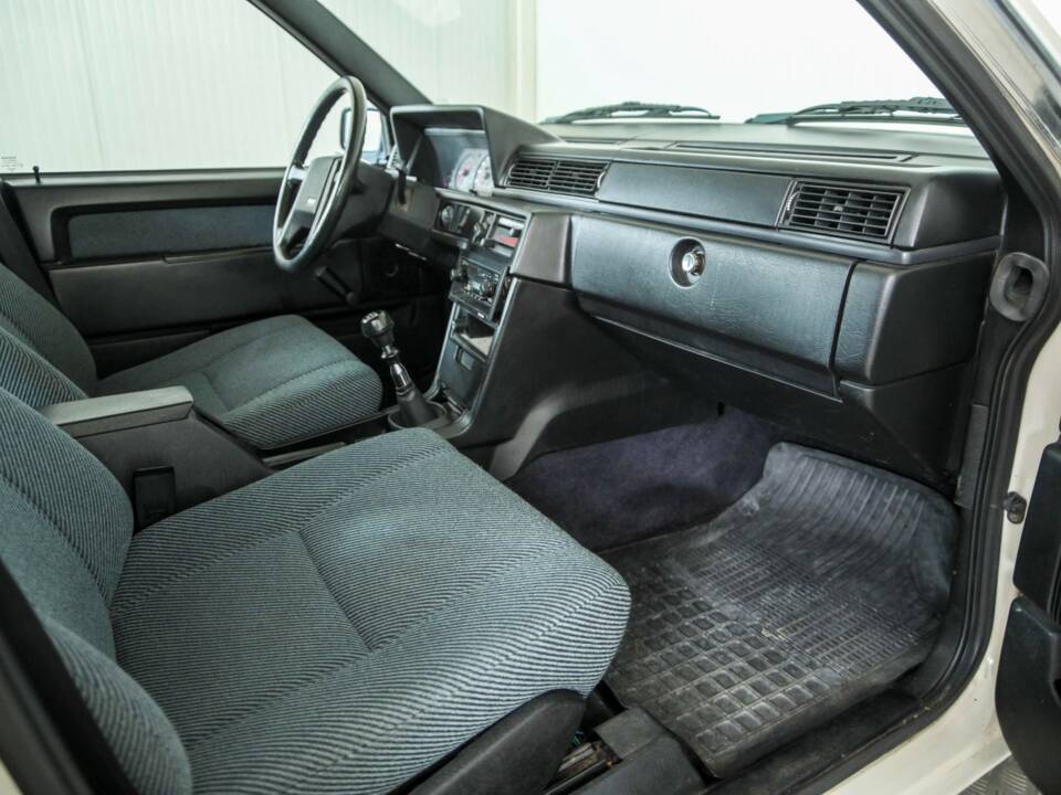 Image 12/50 of Volvo 740 GL (1987)