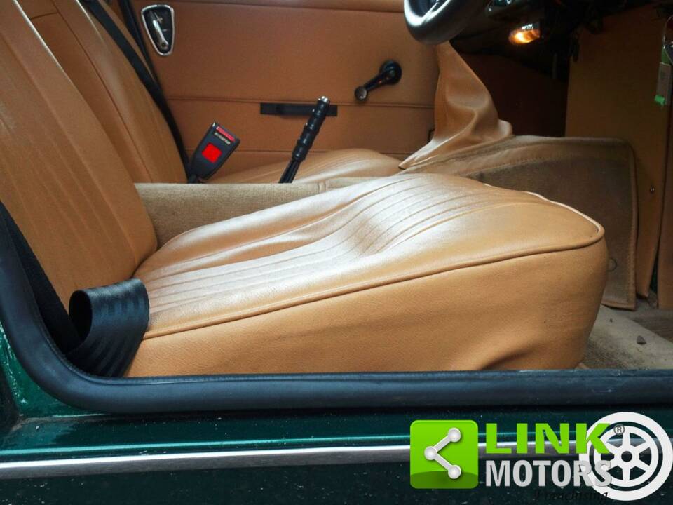 Image 9/10 of MG MGB GT (1977)