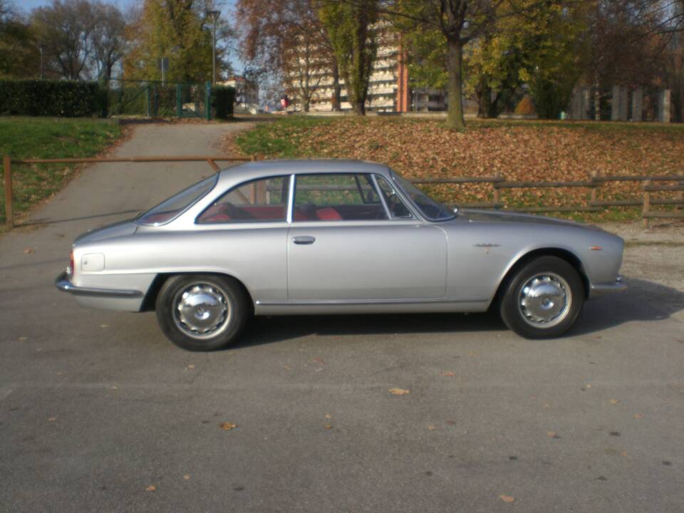 Image 2/41 de Alfa Romeo 2000 Sprint (1961)