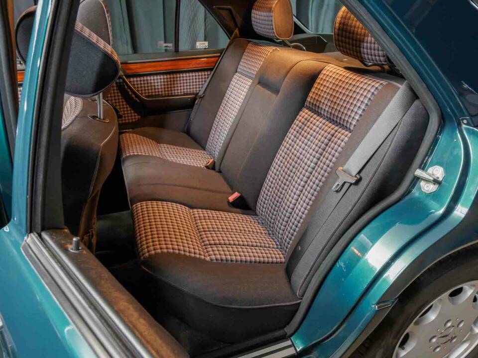 Bild 26/40 von Mercedes-Benz E 220 (1995)