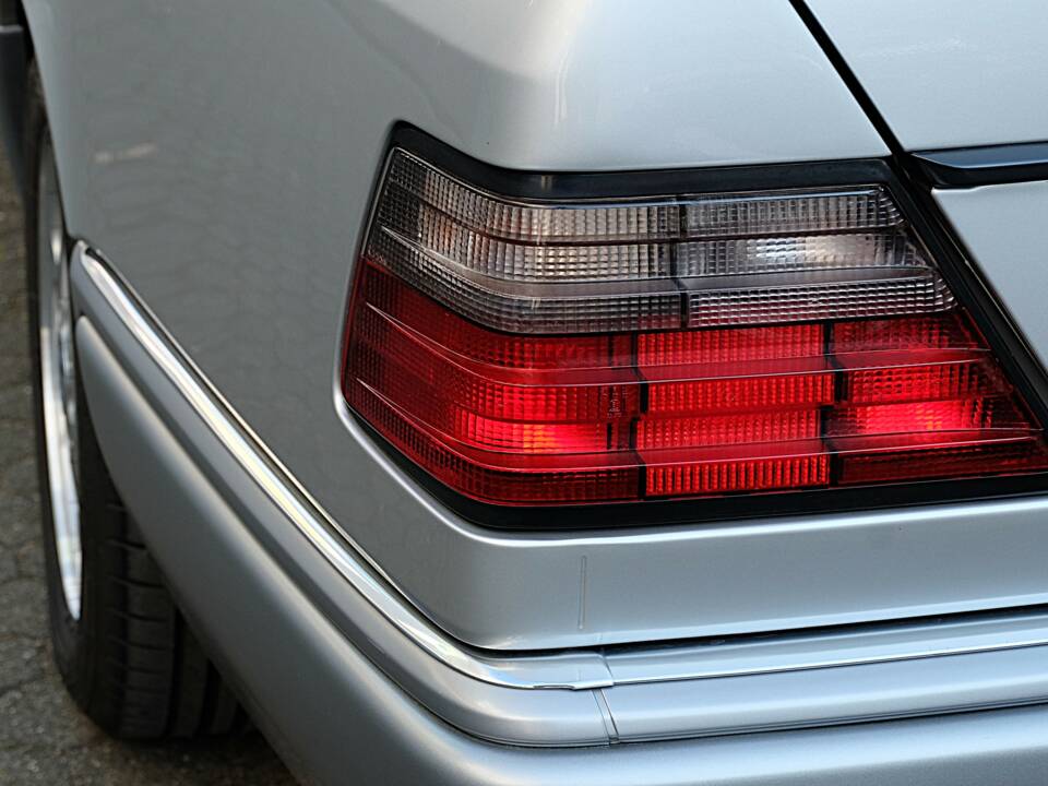 Image 49/74 of Mercedes-Benz E 320 (1997)