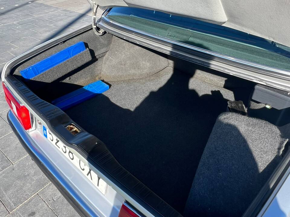 Image 31/36 of BMW 745i (1985)