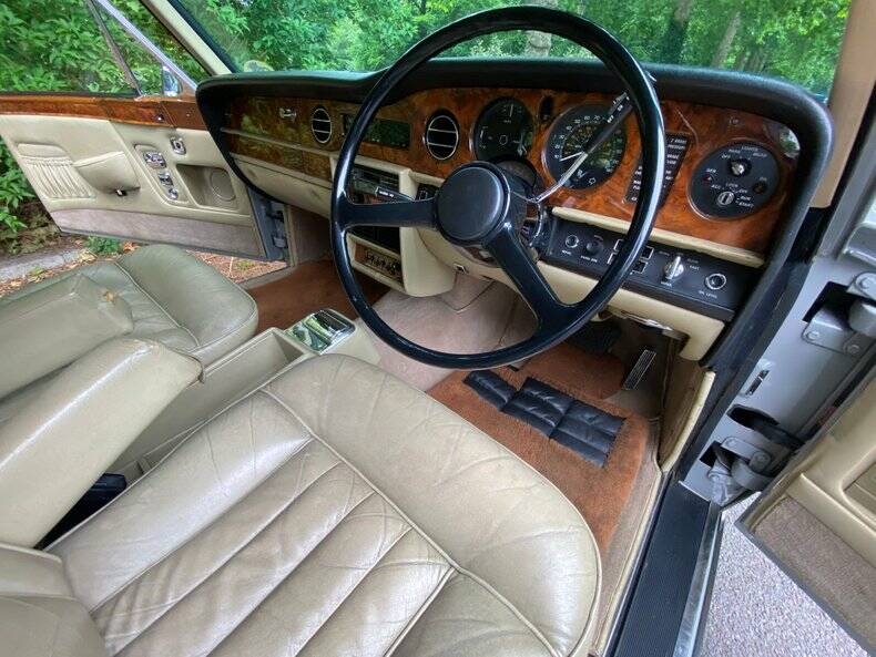 Bild 27/50 von Bentley Corniche (1980)