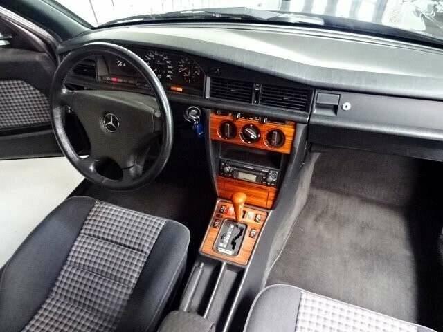 Image 13/21 of Mercedes-Benz 190 E 2.6 (1992)