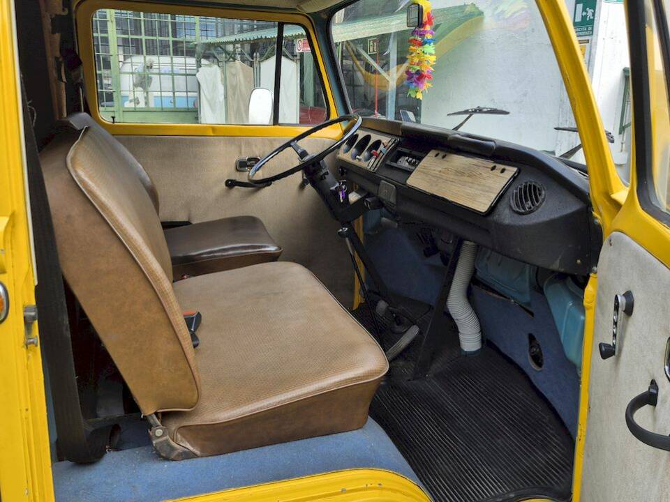 Bild 32/50 von Volkswagen T2b Kastenwagen (1976)