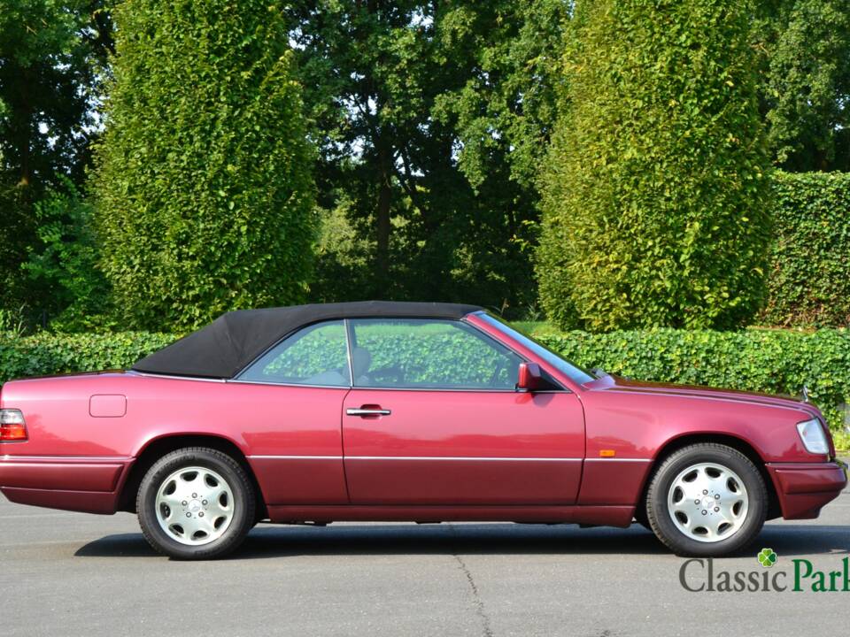 Bild 20/50 von Mercedes-Benz E 200 (1994)