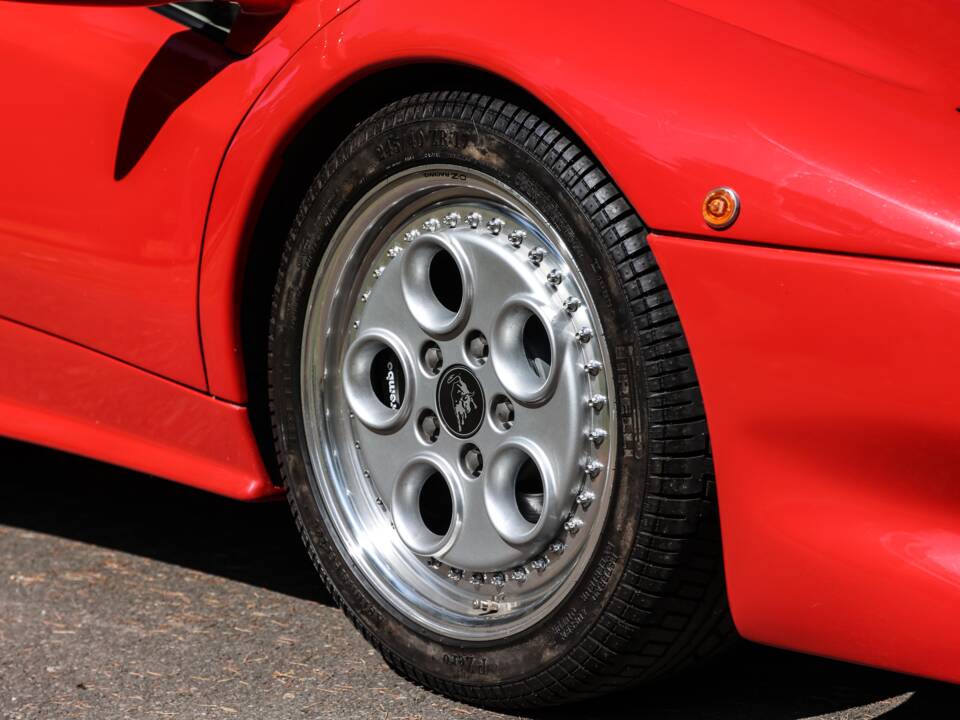 Image 18/26 of Lamborghini Diablo VT (1994)