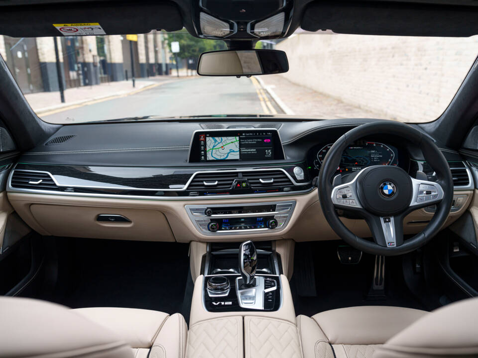 Immagine 15/36 di BMW M760Li xDrive (2019)