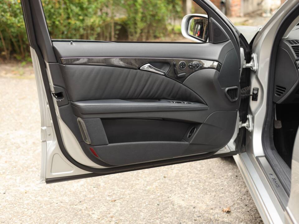 Image 21/72 of Mercedes-Benz E 55 AMG (2002)