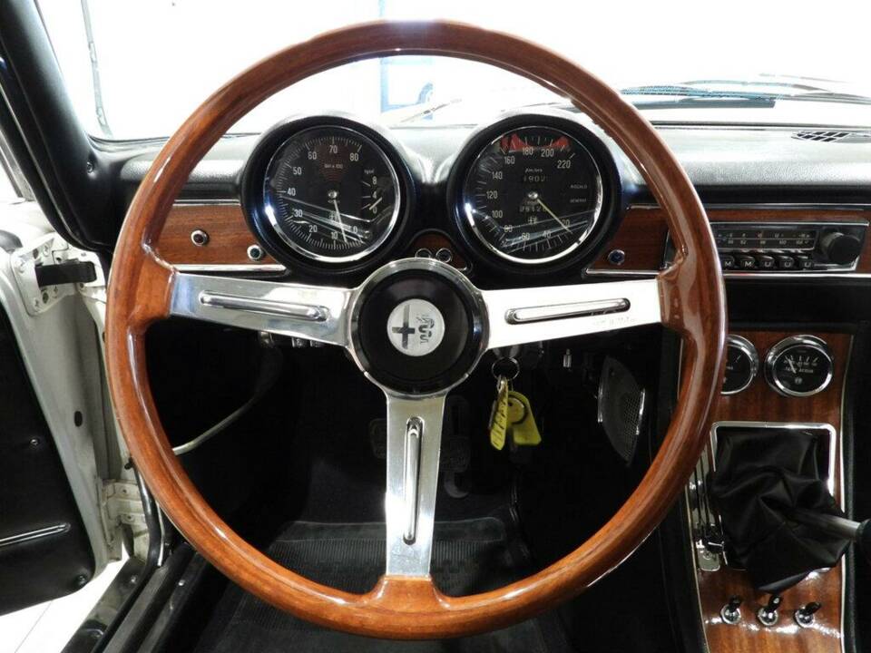 Image 6/15 of Alfa Romeo 1750 GT Veloce (1968)