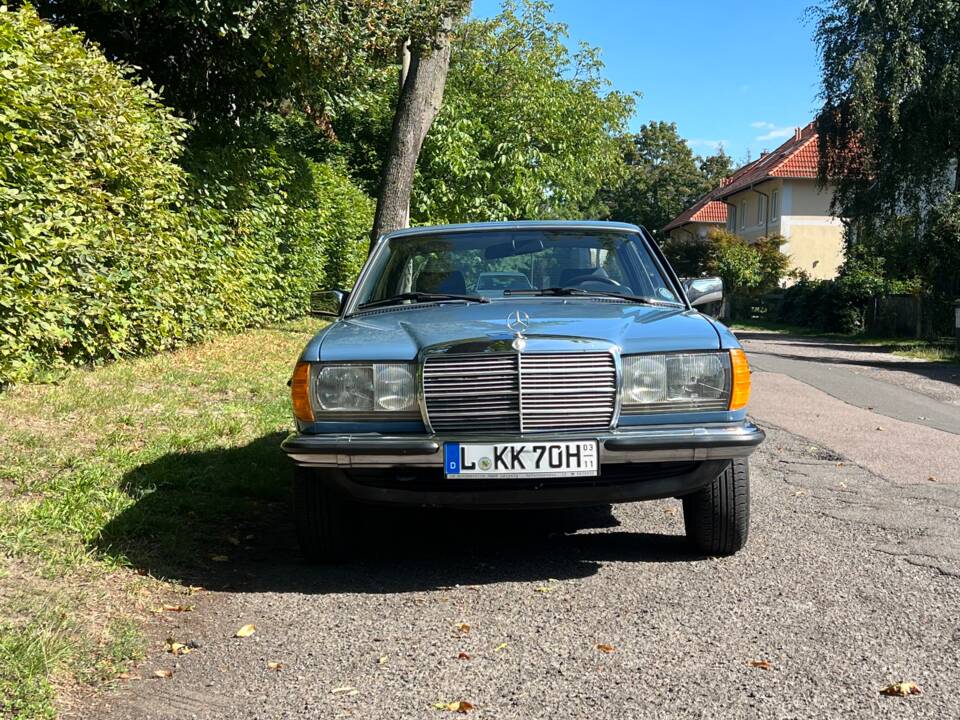 Immagine 9/38 di Mercedes-Benz 230 CE (1983)
