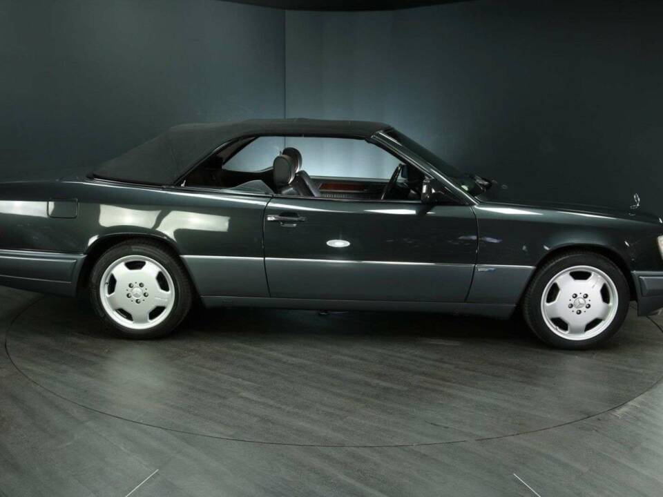 Immagine 7/30 di Mercedes-Benz E 320 (1997)