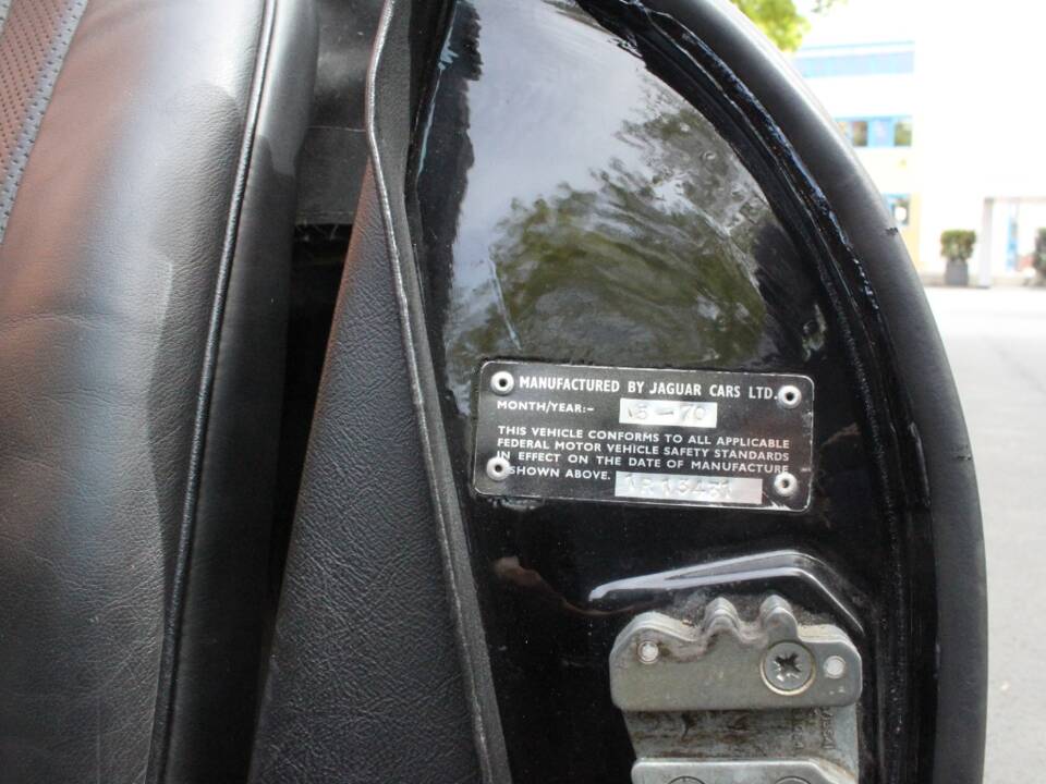 Image 16/24 of Jaguar E-Type (1970)