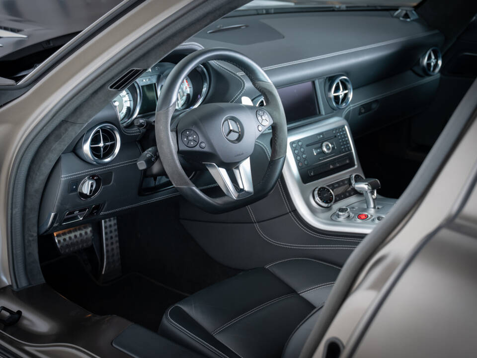 Image 8/33 of Mercedes-Benz SLS AMG (2010)