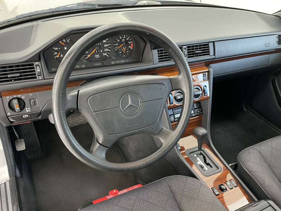 Immagine 7/32 di Mercedes-Benz E 200 (1994)