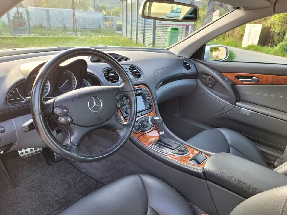 Bild 52/97 von Mercedes-Benz SL 500 (2004)