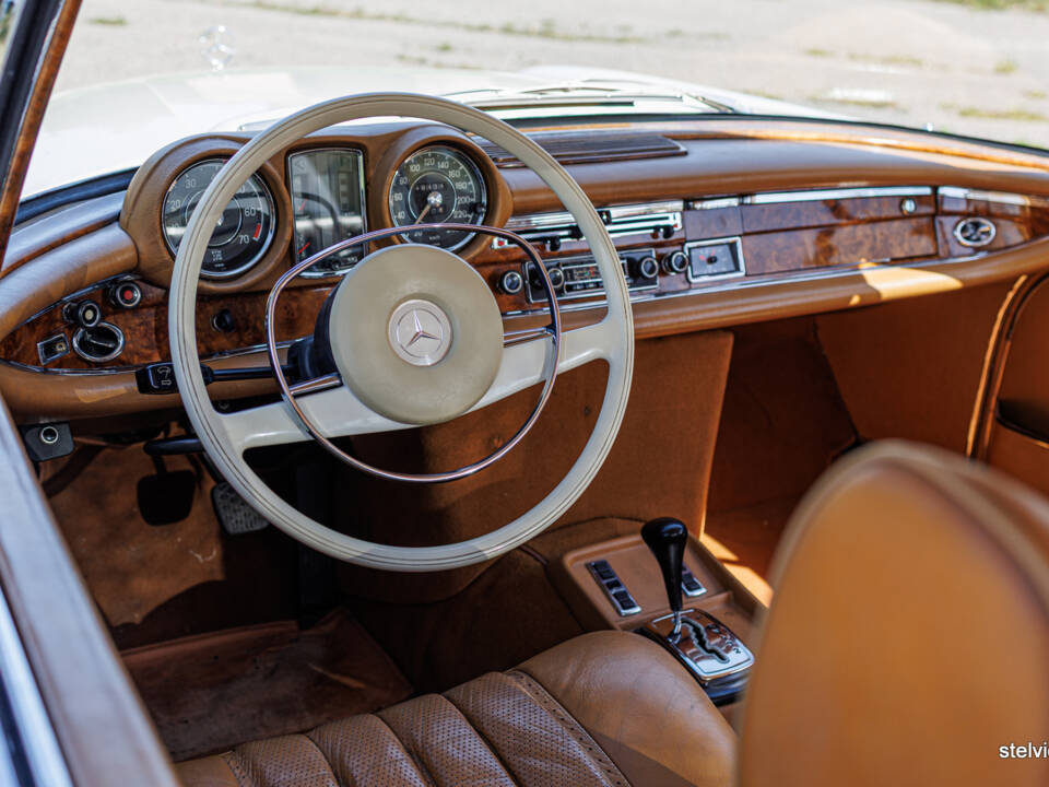 Image 26/38 of Mercedes-Benz 280 SE 3,5 (1970)