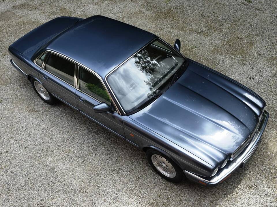 Image 8/40 of Jaguar XJ 6 4.0 Sovereign (1995)
