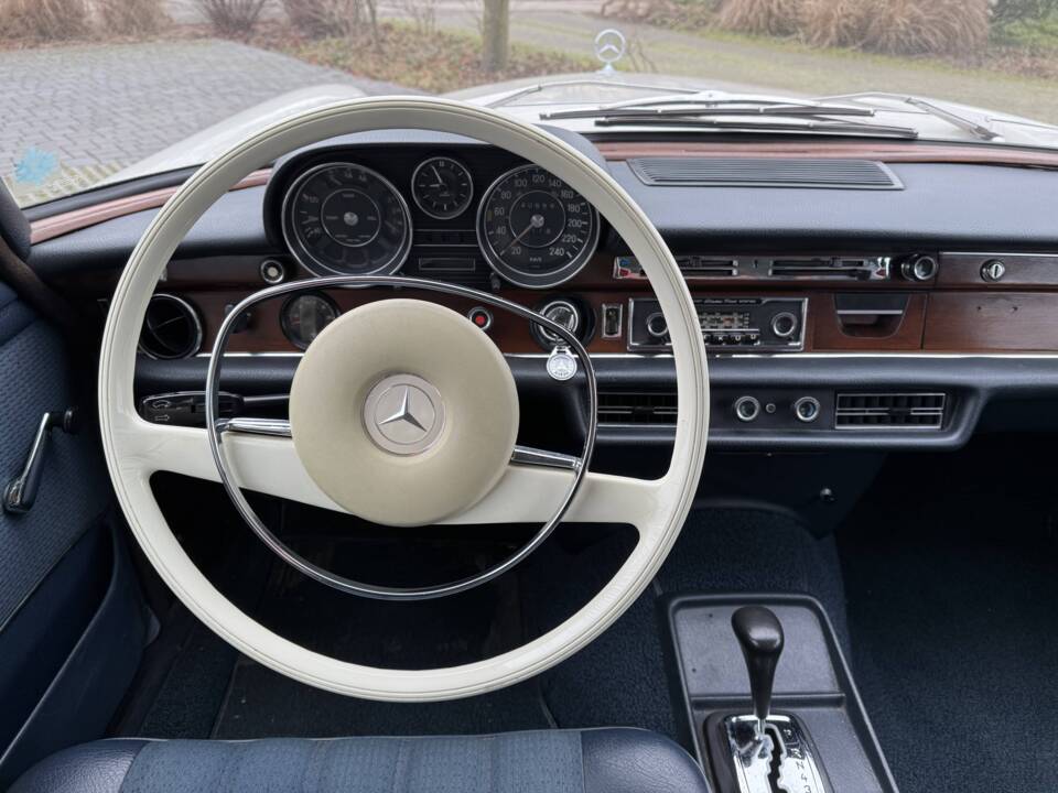 Image 22/44 of Mercedes-Benz 280 SEL 3,5 (1971)