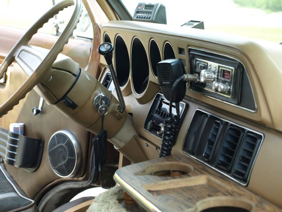 Immagine 86/143 di Dodge B 200 Sportsman (1978)