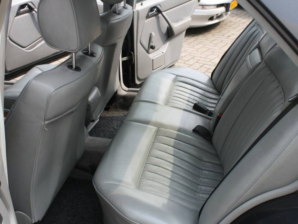 Immagine 5/13 di Mercedes-Benz 230 E (1986)