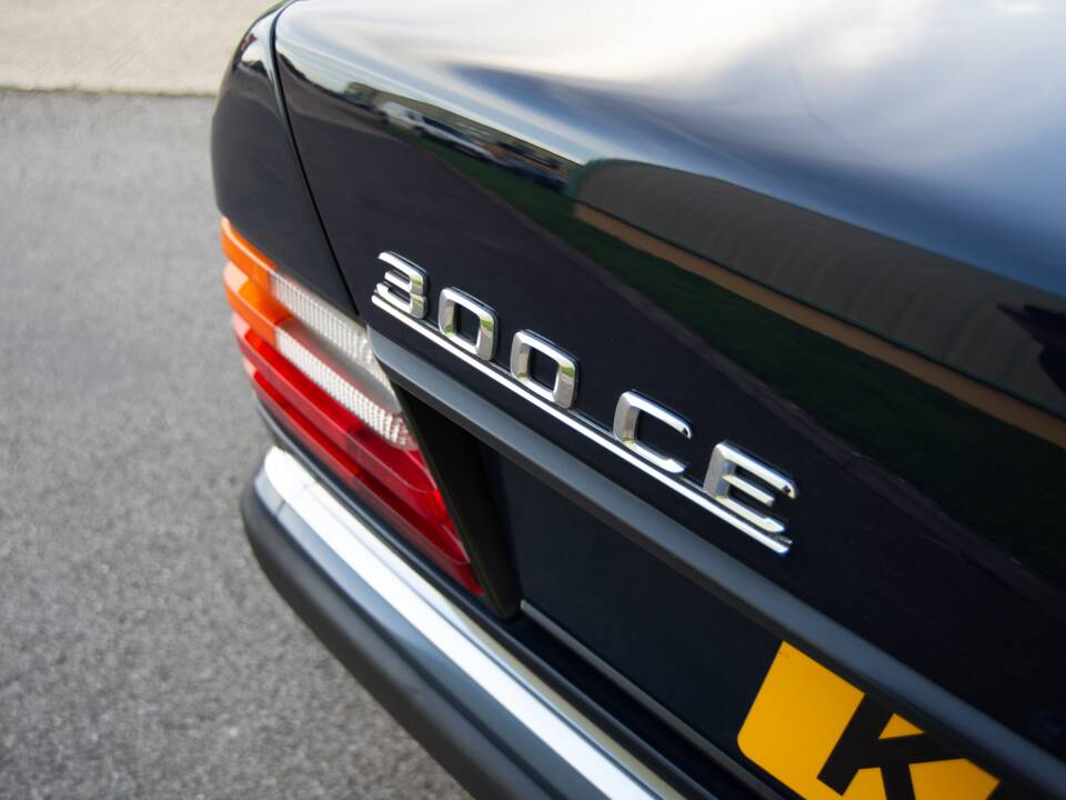 Bild 29/30 von Mercedes-Benz 300 CE (1992)