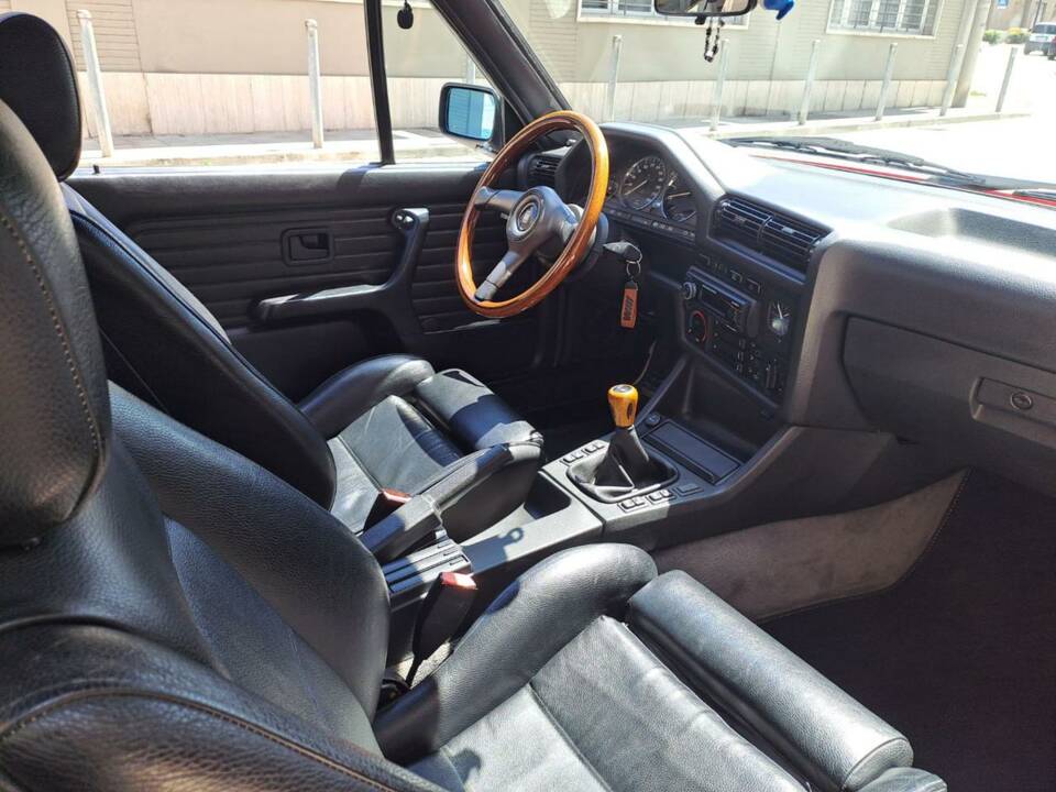 Immagine 27/50 di BMW 320i (1989)