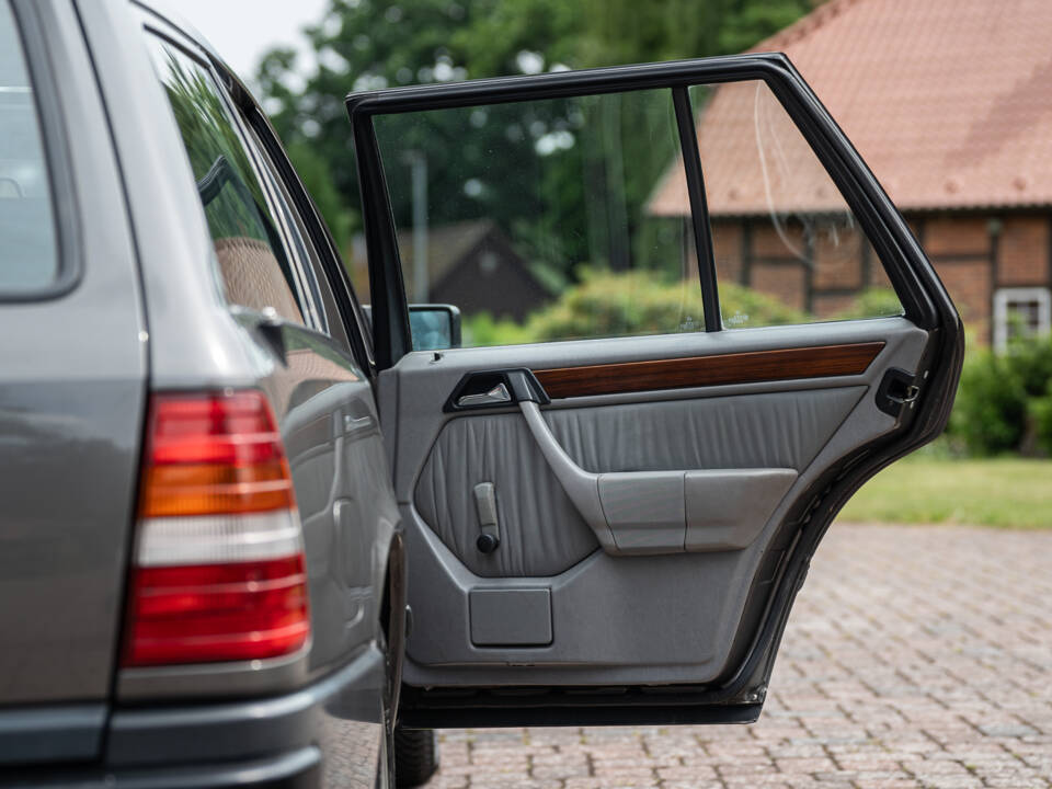 Image 39/66 of Mercedes-Benz 200 TE (1989)